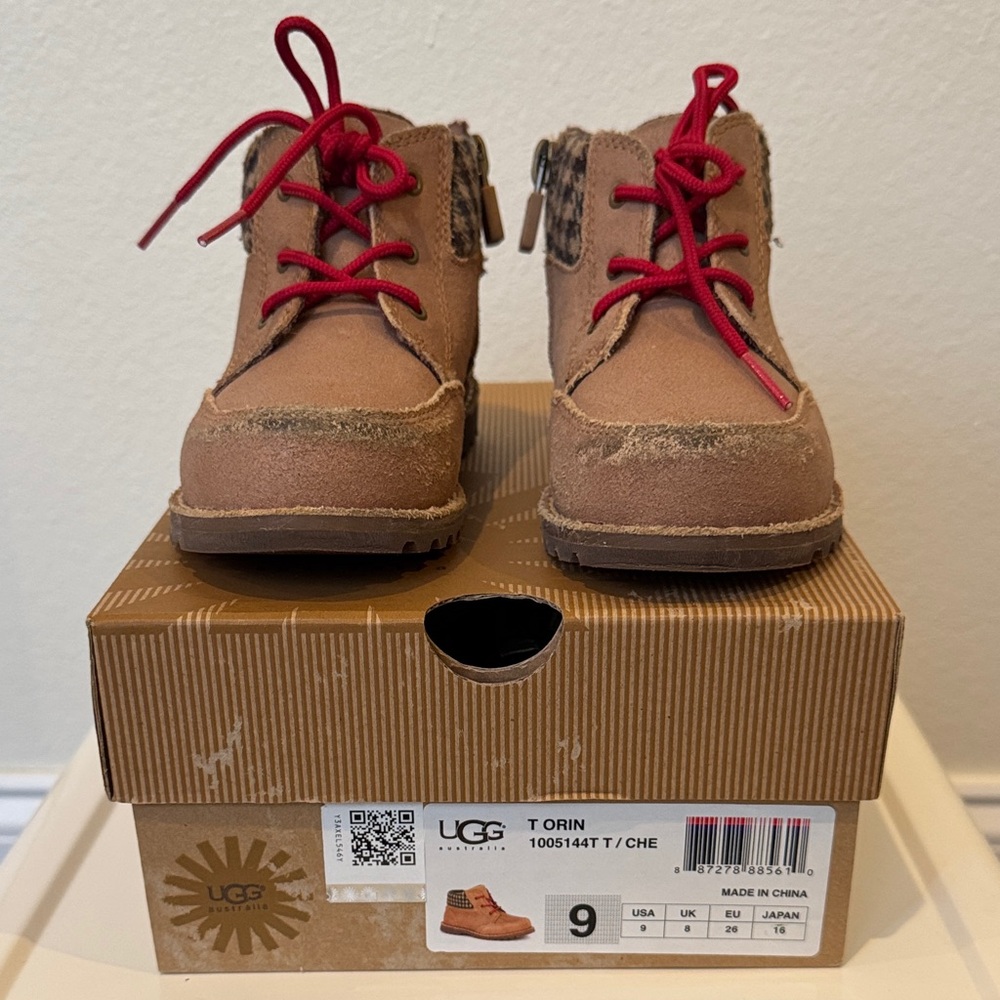 UGG Kids Boots - Chestnut with Red Laces